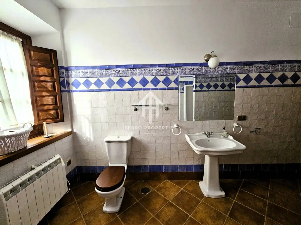 Bathroom of Houses for sale in Villanueva de Tapia  with Air Conditioner, Heating and Private garden