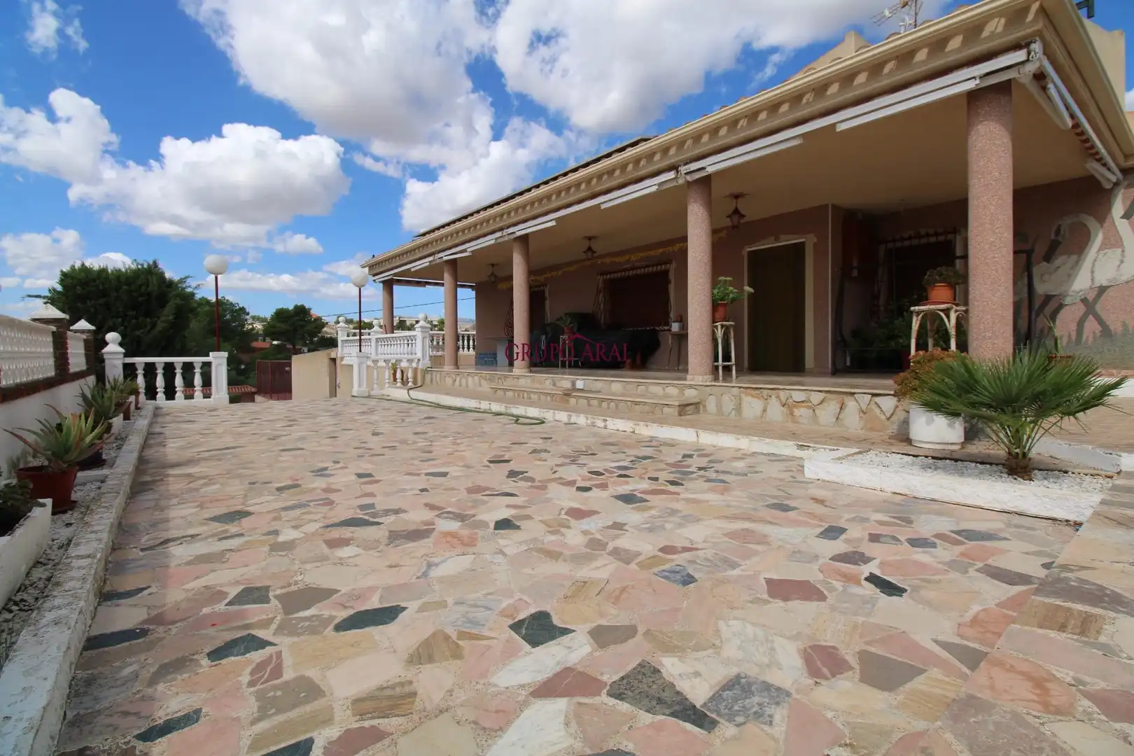 Vista exterior de Casa o xalet en venda en Alicante / Alacant amb Aire condicionat, Calefacció i Jardí privat