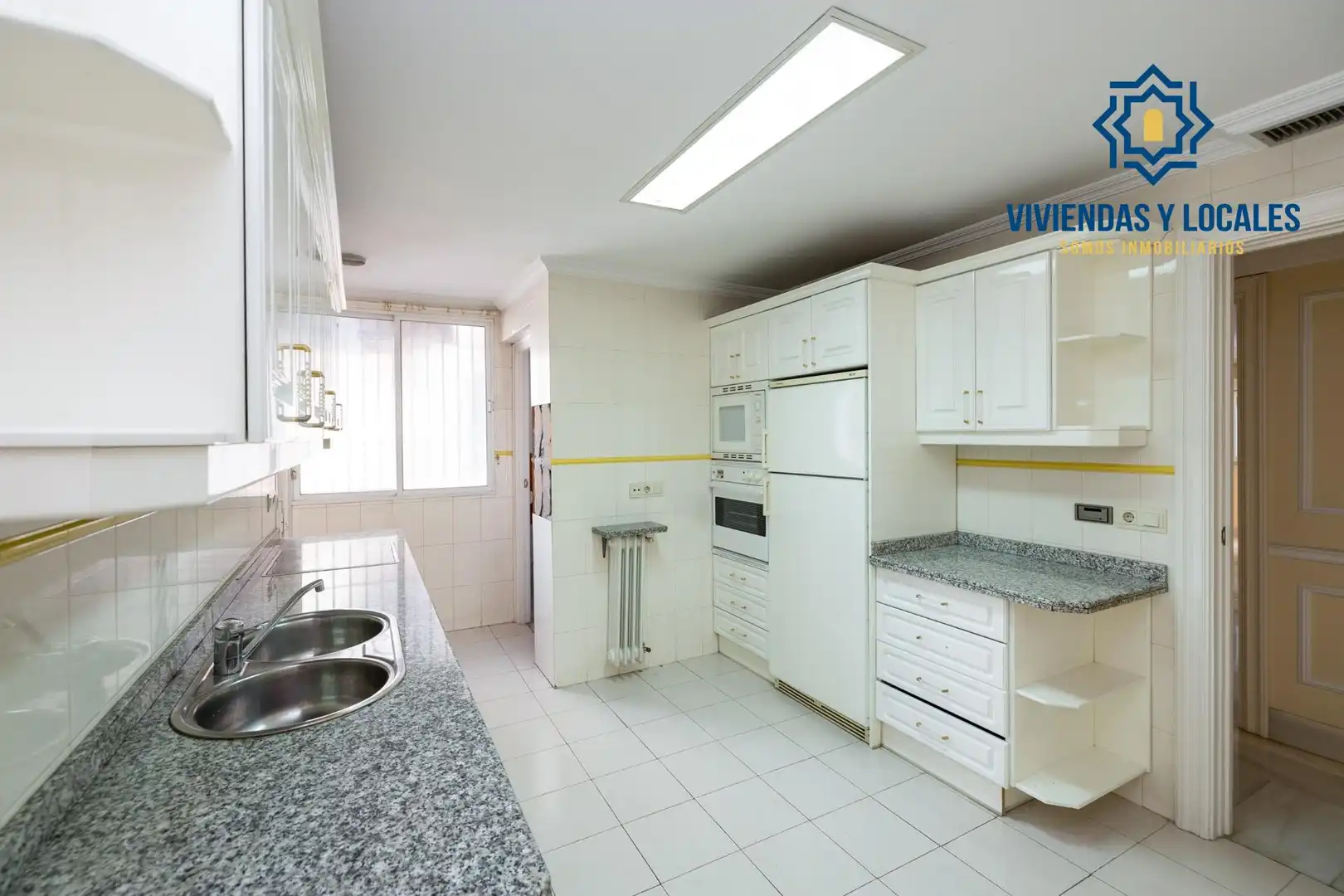 Kitchen of Flat for sale in Granada