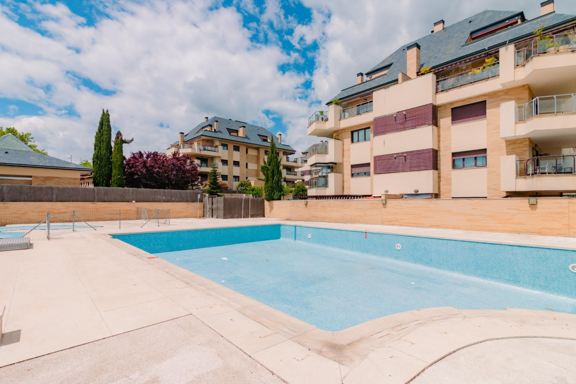 Piscina de Dúplex en venda en Boadilla del Monte amb Aire condicionat, Calefacció i Jardí privat