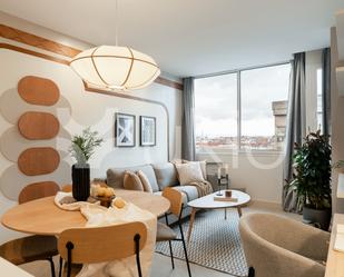 Sala d'estar de Apartament de lloguer en  Madrid Capital amb Aire condicionat, Calefacció i Moblat