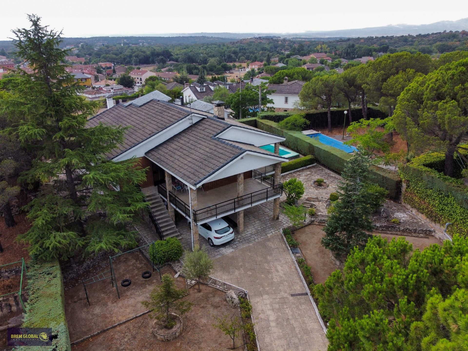 Vista exterior de Casa o xalet en venda en La Cabrera amb Calefacció, Jardí privat i Terrassa