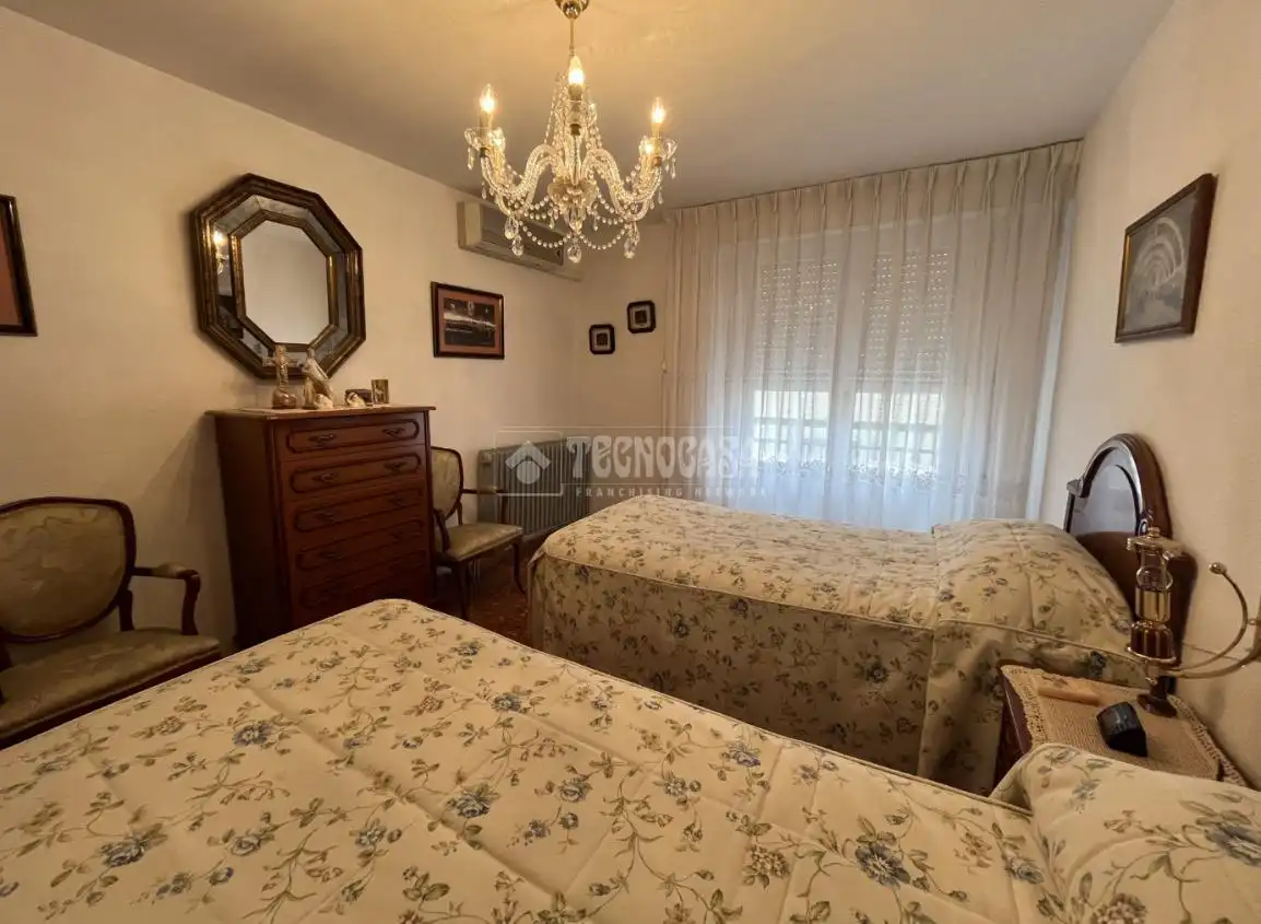 Schlafzimmer von Wohnung zum Verkauf in Zaragoza mit Klimaanlage, Heizung und Balkon