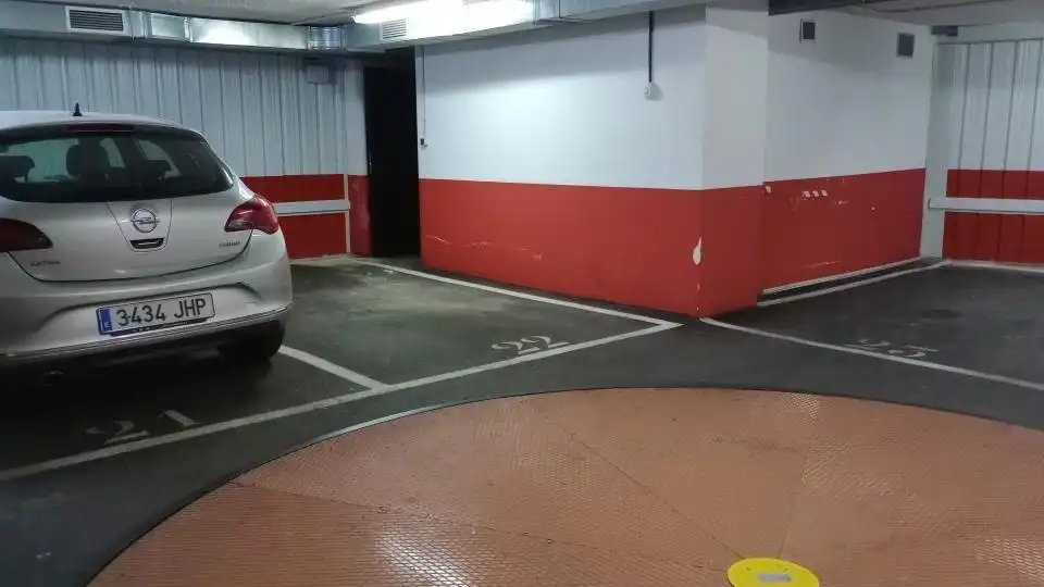 Garaje de alquiler en Calle de Galileo, 48, Arapiles