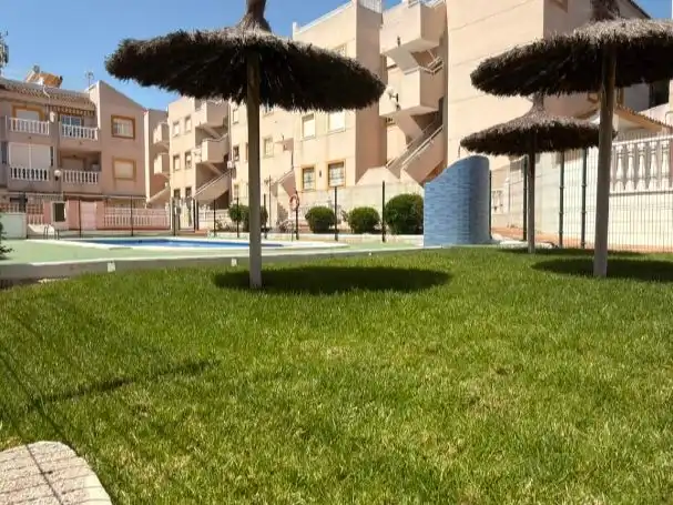Vista exterior de Pis en venda en Torrevieja amb Terrassa, Piscina i Balcó