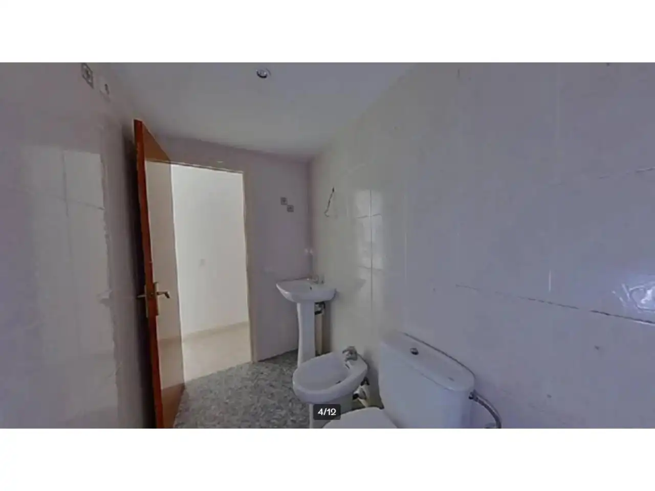 Badezimmer von Wohnung zum Verkauf in Salt mit Heizung und Balkon