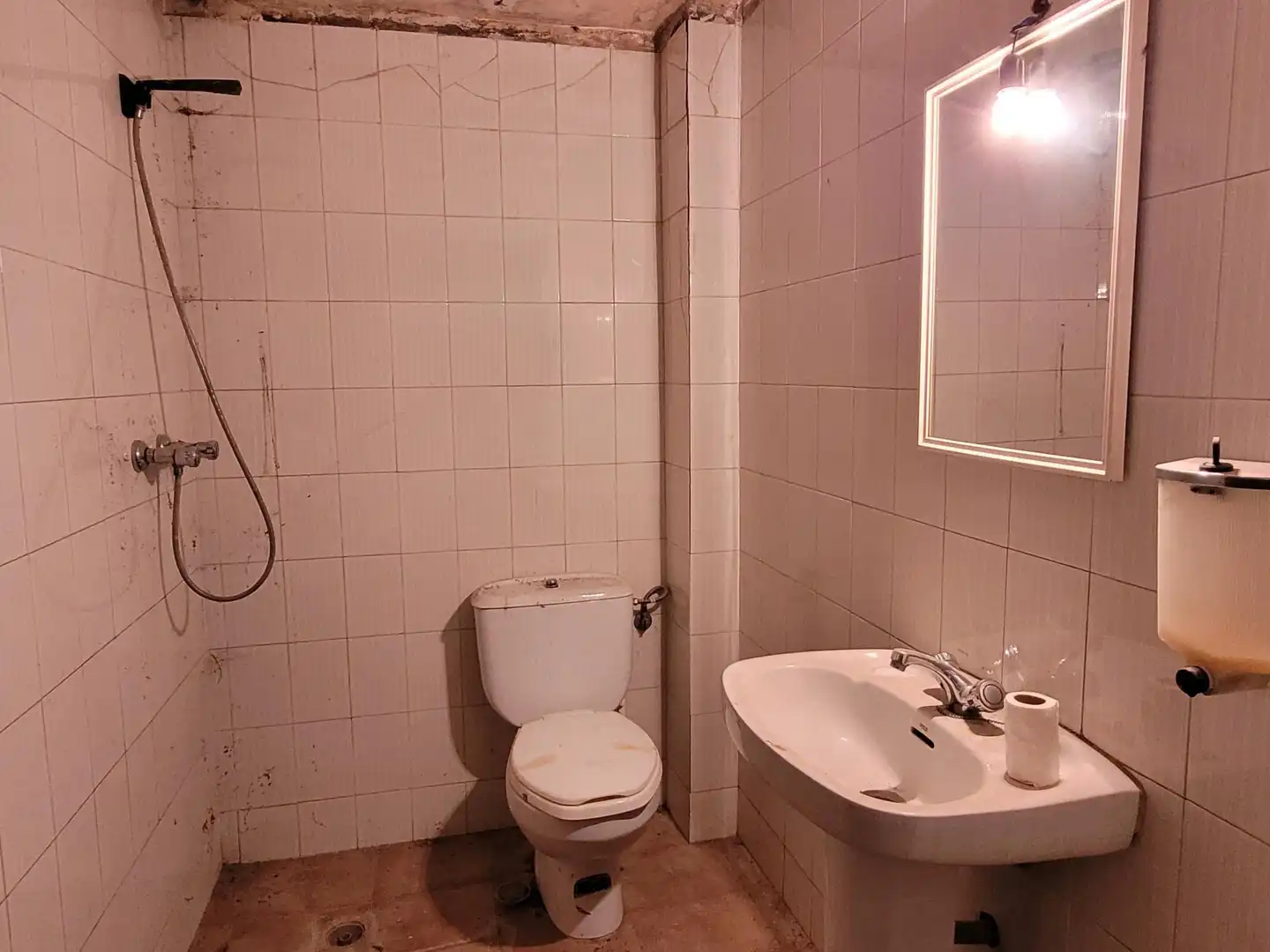 Badezimmer von Fabrikhallen zur Miete in Mollerussa