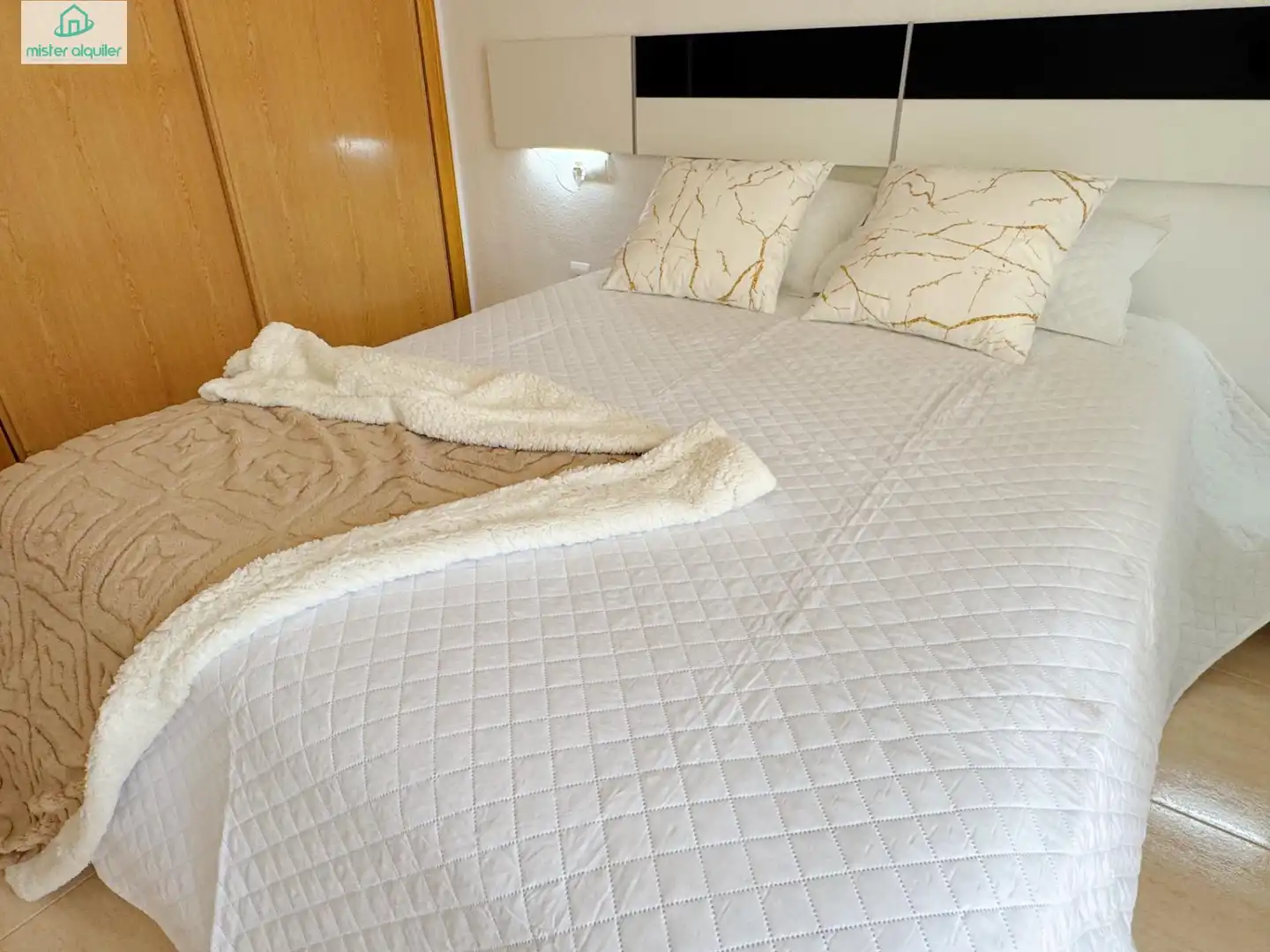 Habitación de Apartamento de alquiler en El Campello con Aire acondicionado, Jardín privado y Terraza
