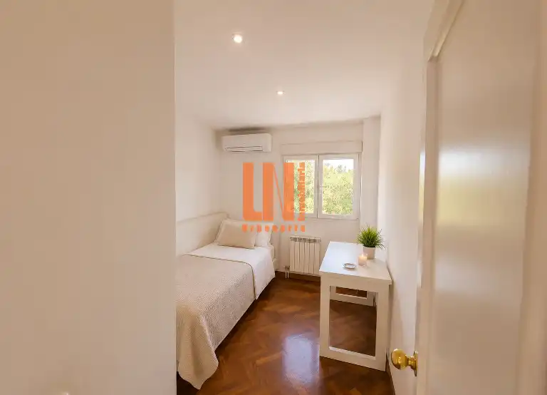 Habitación de Piso en venta en Madrid con Calefacción, Terraza y Piscina comunitaria