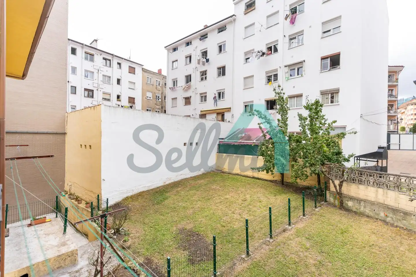 Vista exterior de Casa adosada de lloguer en Oviedo  amb Calefacció, Jardí privat i Parquet