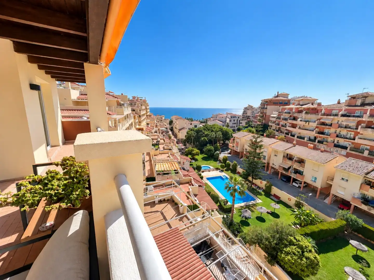 Penthouse with pool for sale in Torrequebrada