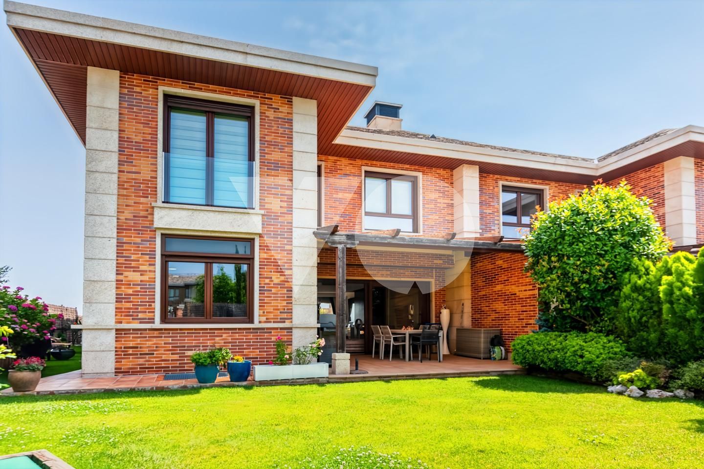 Exterior view of Single-family semi-detached for sale in Majadahonda  with Air Conditioner, Heating and Private garden