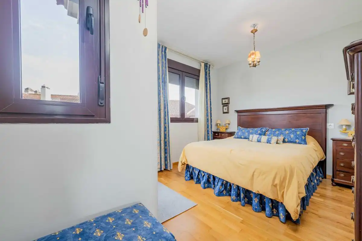 Schlafzimmer von Dachboden zum Verkauf in Guillena mit Heizung, Terrasse und Abstellraum
