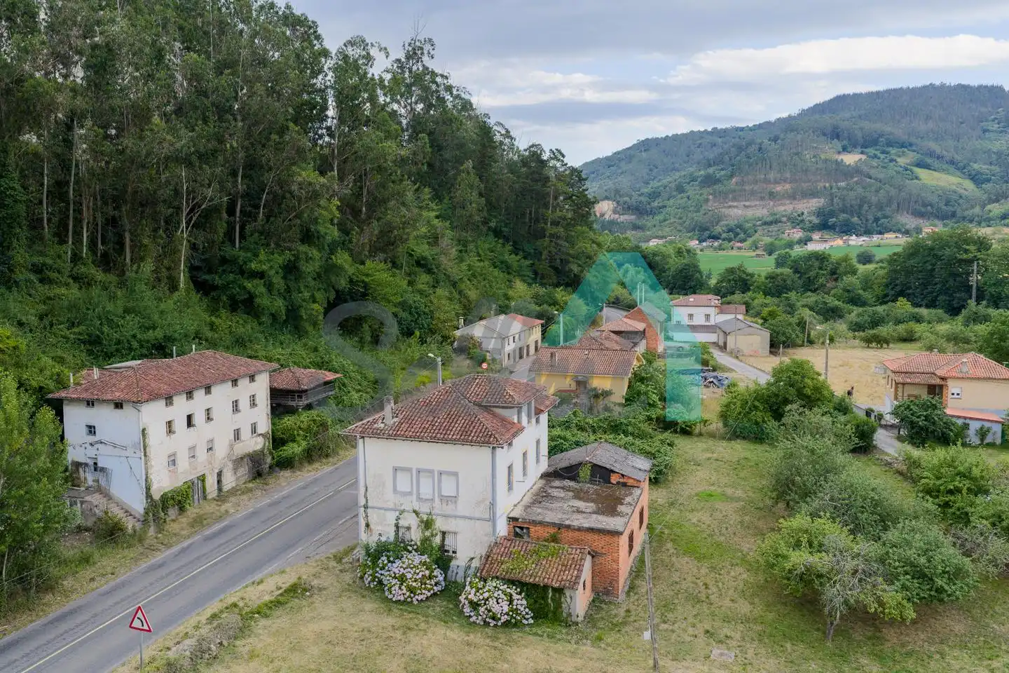 Vista exterior de Casa o chalet en venta en Salas con Calefacción, Jardín privado y Parquet