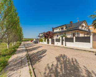 Vista exterior de Casa adosada en venda en Serranillos del Valle amb Aire condicionat, Terrassa i Piscina