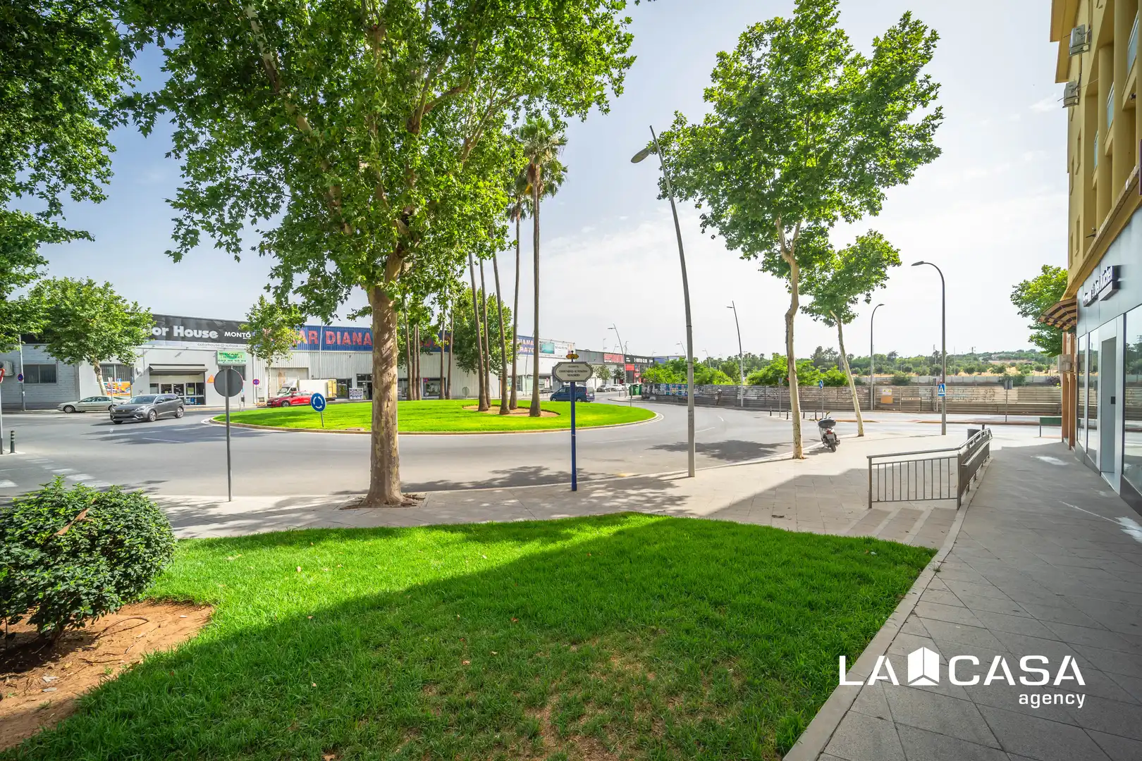 Vista exterior de Piso en venta en Dos Hermanas con Aire acondicionado, Trastero y Piscina