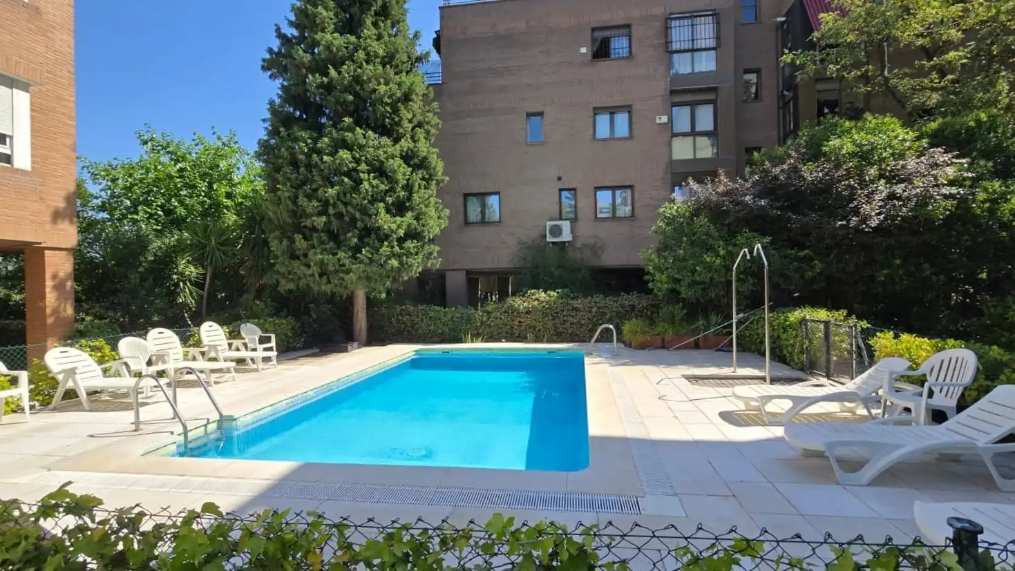Schwimmbecken von Wohnung zum Verkauf in Madrid mit Klimaanlage, Heizung und Parkett