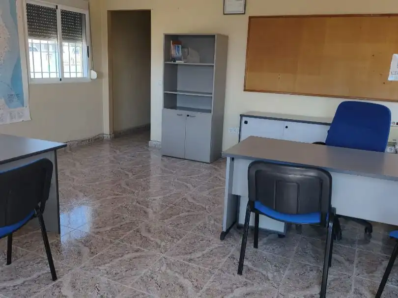 Büro zur Miete in Torrevieja mit Klimaanlage und Terrasse