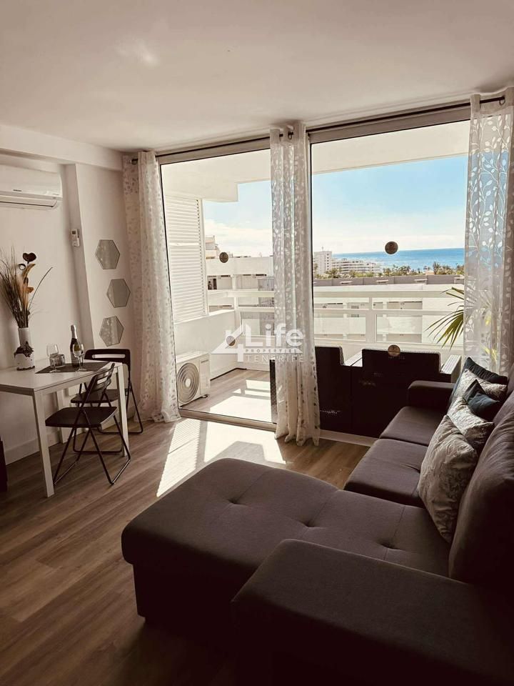 Dormitori de Apartament en venda en Adeje amb Aire condicionat, Terrassa i Piscina