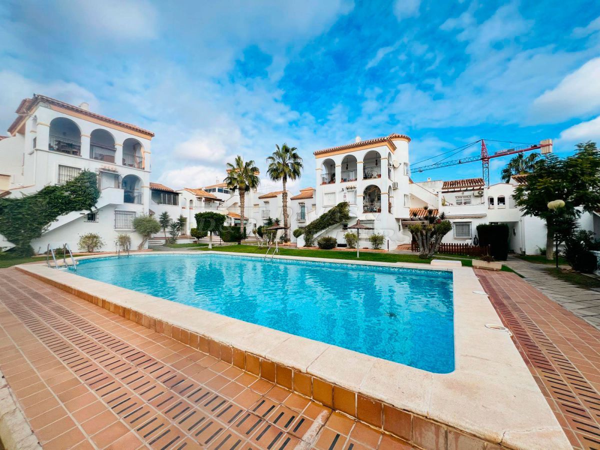 Piscina de Casa o xalet en venda en Orihuela amb Aire condicionat, Jardí privat i Terrassa