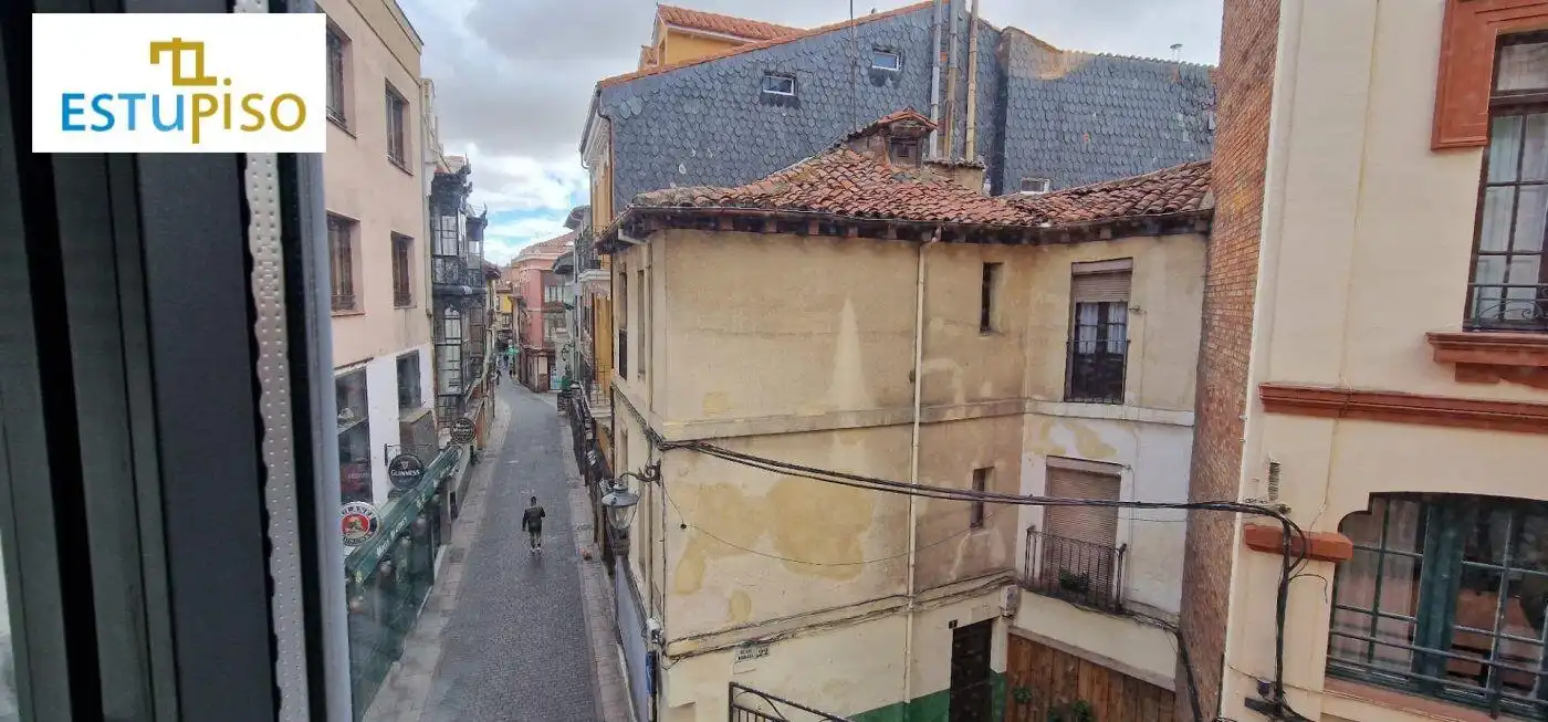 Vista exterior de Pis en venda en León Capital  amb Calefacció i Balcó
