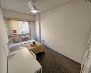 Bedroom of Flat to share in  Valencia Capital  with Washing machine and TV