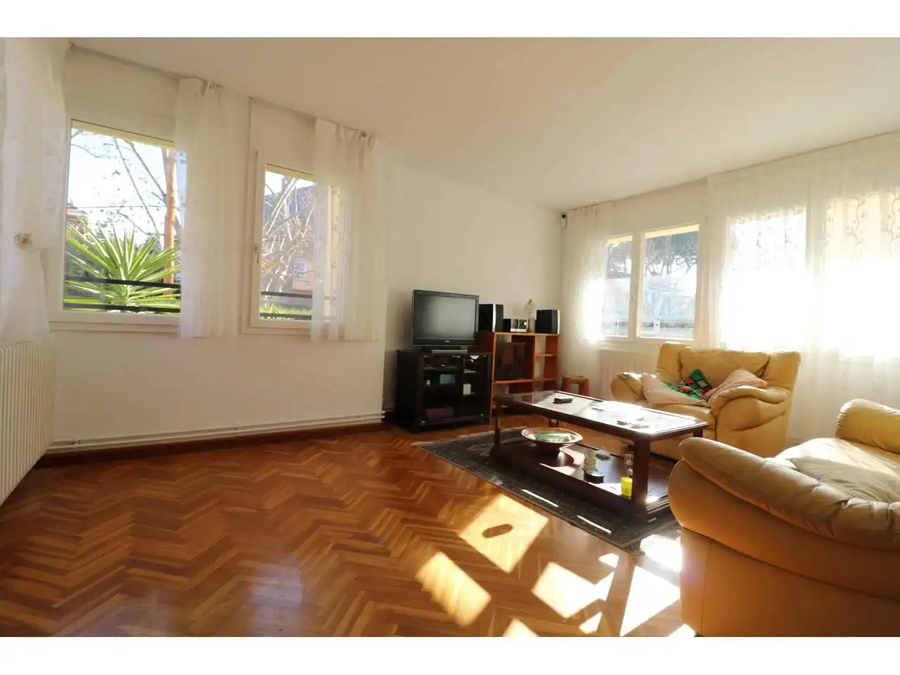 Living room of Flat for rent in Sant Cugat del Vallès  with Heating, Parquet flooring and Alarm