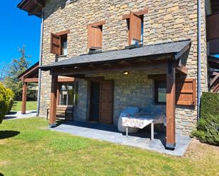 Außenansicht von Einfamilien-Reihenhaus miete in Bellver de Cerdanya mit Heizung, Parkett und Abstellraum
