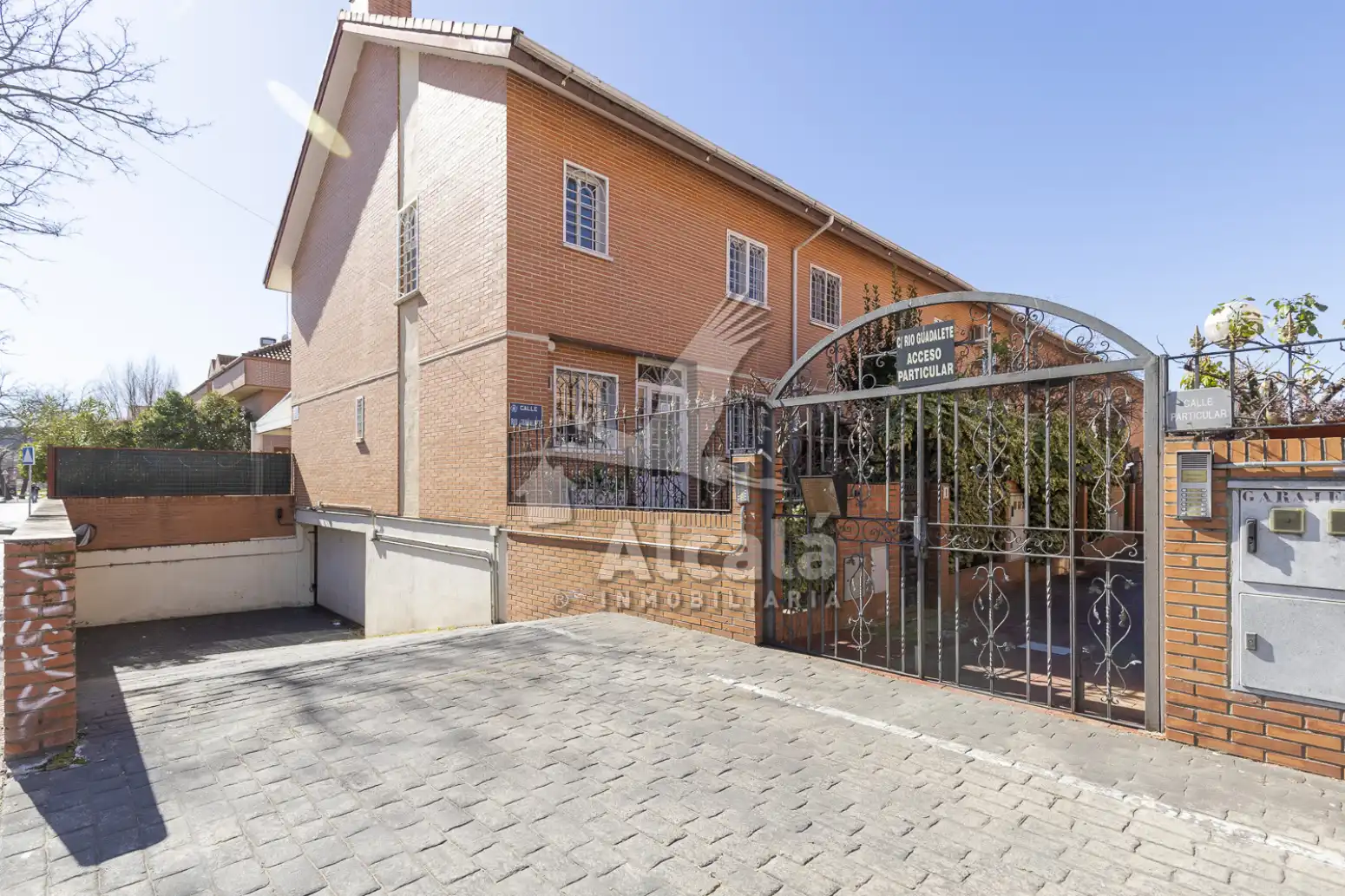 Außenansicht von Einfamilien-Reihenhaus zum Verkauf in Alcalá de Henares mit Heizung, Parkett und Schwimmbad