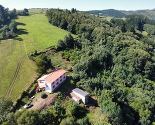 Vista exterior de Finca rústica en venda en Allande amb Calefacció, Jardí privat i Terrassa