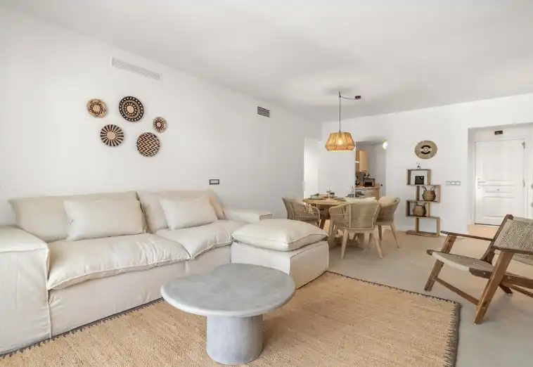 Sala d'estar de Planta baixa en venda en Estepona amb Aire condicionat, Jardí privat i Terrassa