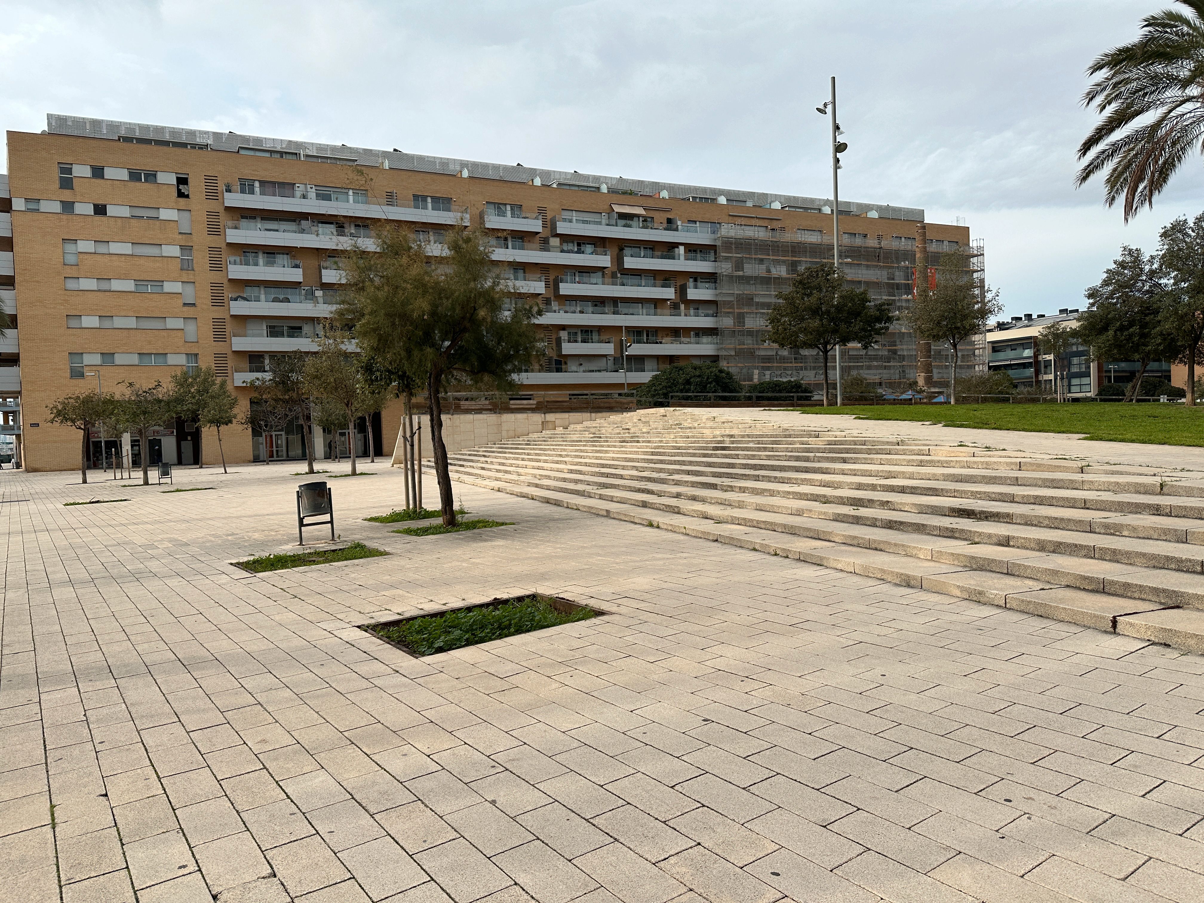 Vista exterior de Local en venda en Badalona amb Aire condicionat