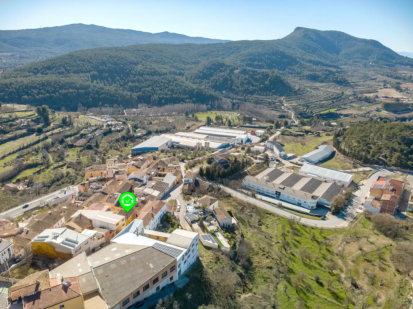 Vista exterior de Casa adosada en venda en Banyeres de Mariola amb Aire condicionat, Traster i Piscina