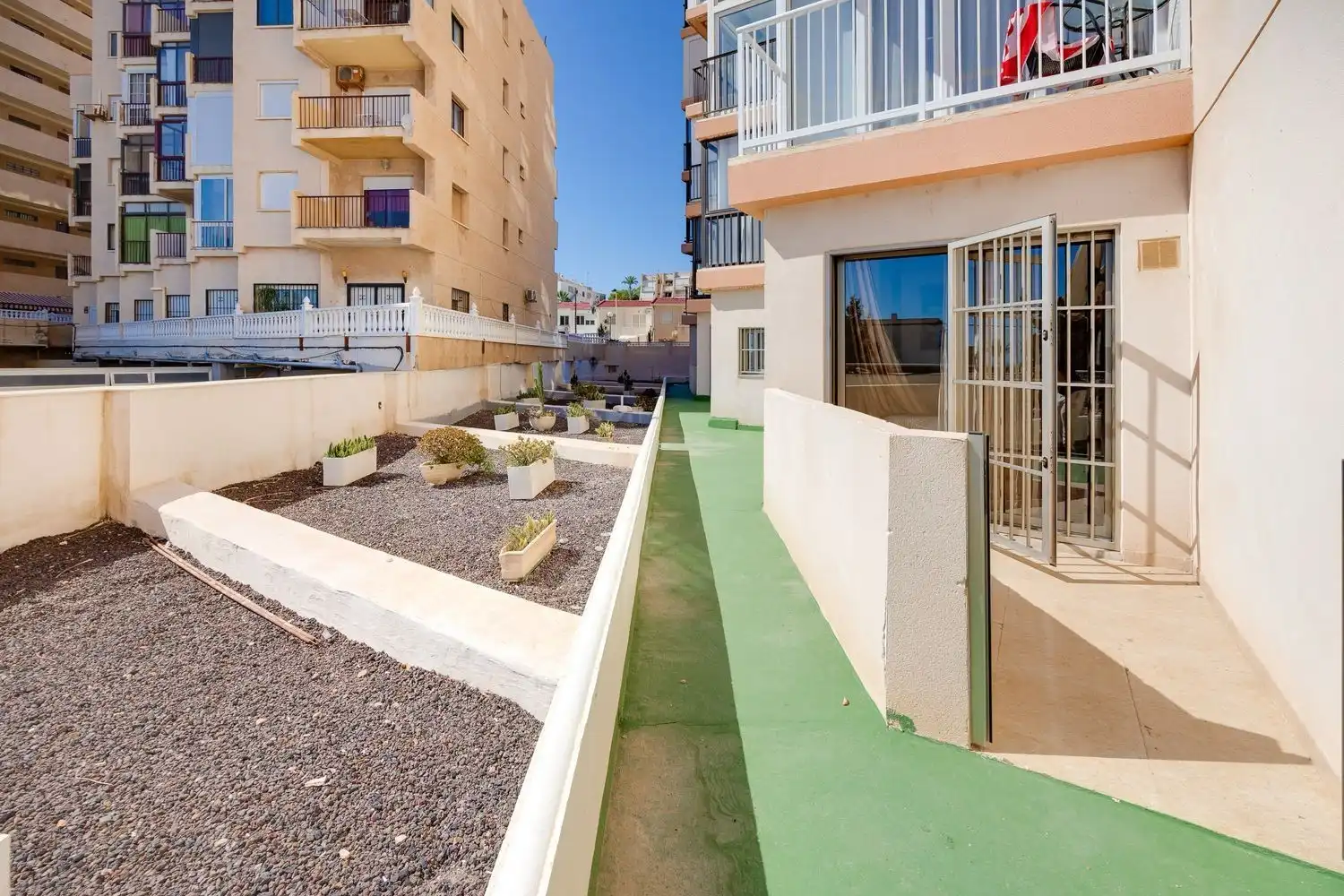 Terraza de Apartamento de alquiler en Torrevieja con Amueblado, Lavadora y Microondas