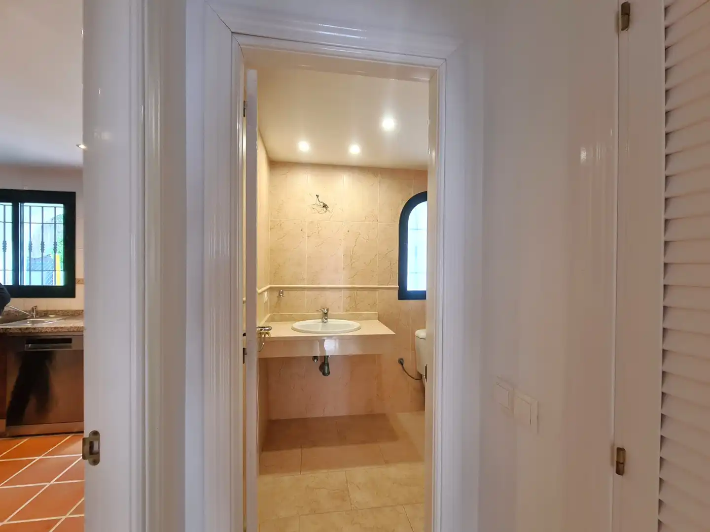 Baño de Casa adosada en venta en Manilva con Terraza, Jacuzzi y Internet