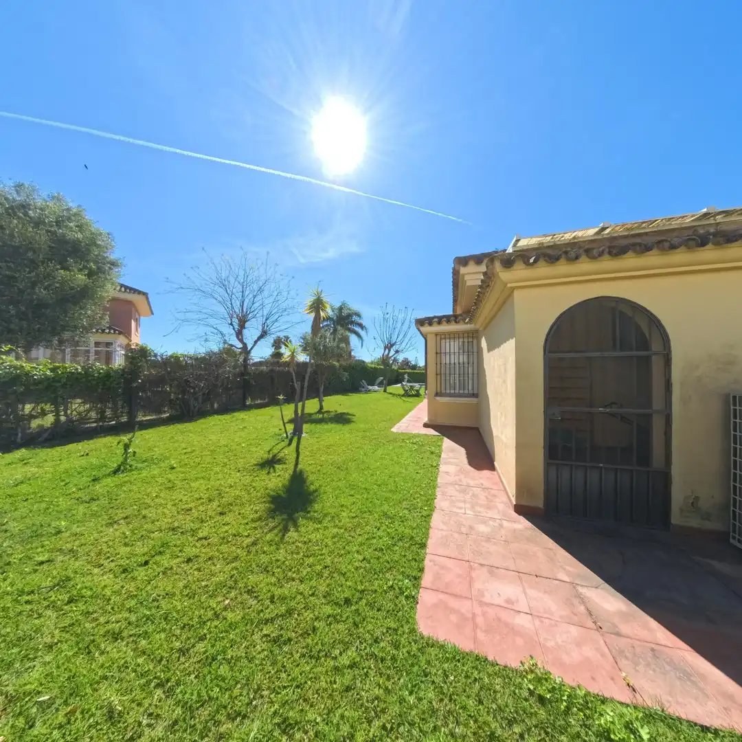 Jardí de Casa o xalet en venda en Chiclana de la Frontera amb Aire condicionat, Jardí privat i Traster