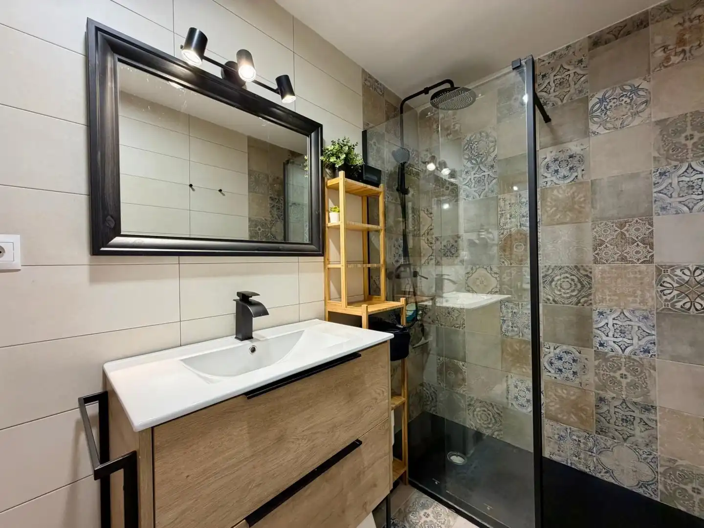 Bathroom of Flat for sale in Granada  with Air Conditioner, Parquet flooring and Balcony