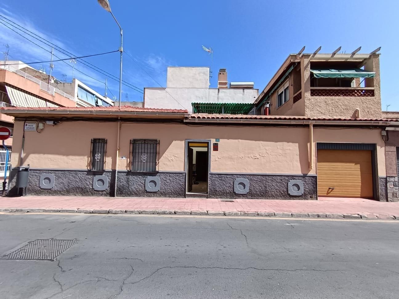 Vista exterior de Casa o xalet en venda en Alicante / Alacant amb Aire condicionat, Terrassa i Balcó