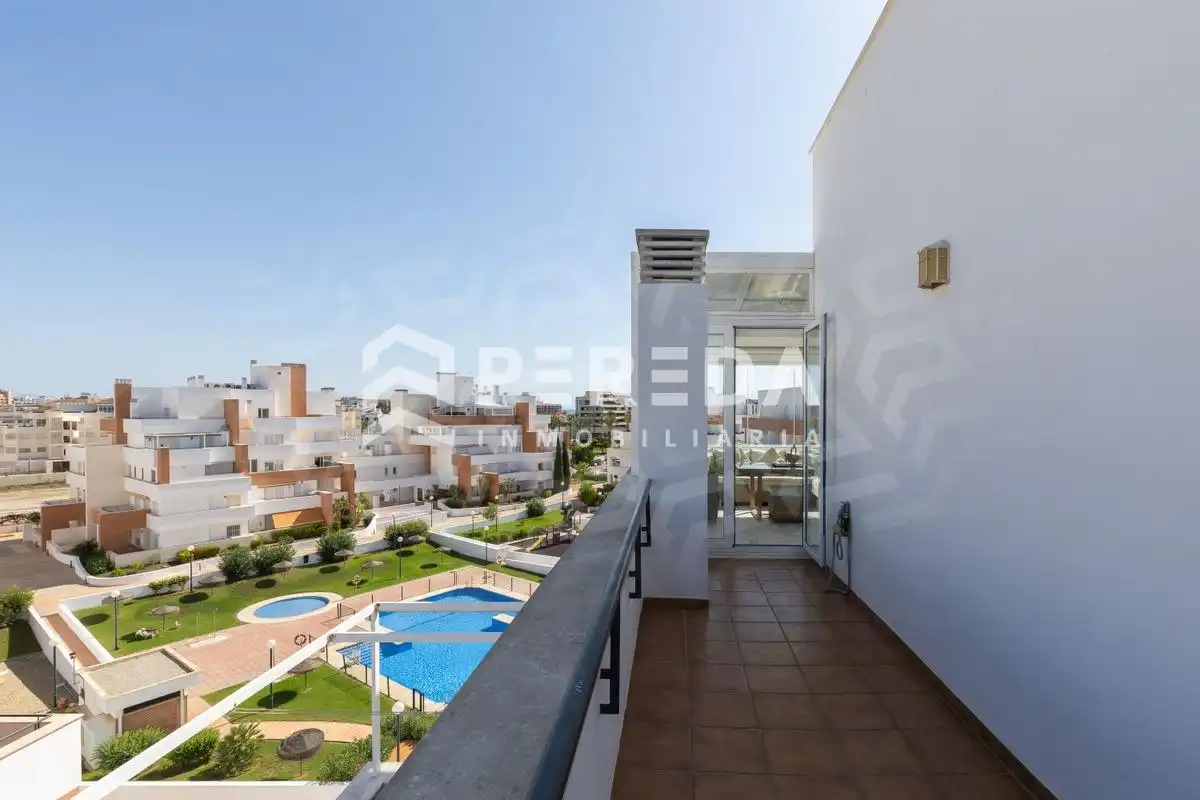 Außenansicht von Dachboden zum Verkauf in Roquetas de Mar mit Privatgarten, Terrasse und Abstellraum