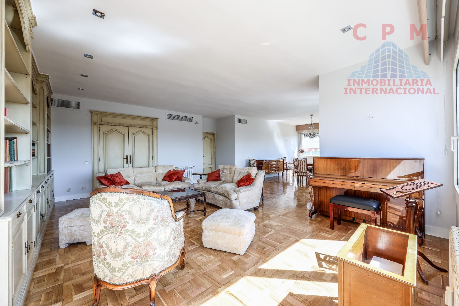 Living room of Flat to rent in  Madrid Capital  with Air Conditioner, Heating and Parquet flooring