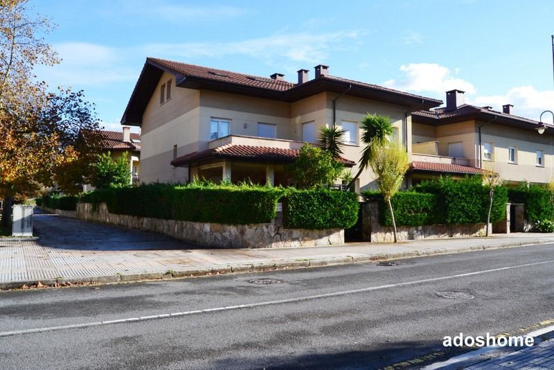 Vista exterior de Casa adosada en venda en Zarautz amb Jardí privat i Terrassa