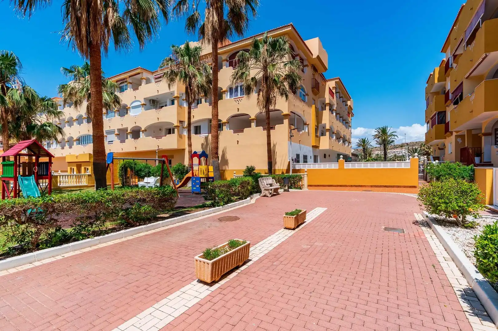 Vista exterior de Pis en venda en El Ejido amb Terrassa, Moblat i Piscina comunitària