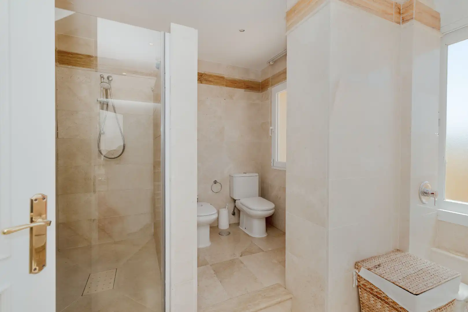 Badezimmer von Dachboden zum Verkauf in Marbella mit Klimaanlage, Heizung und Terrasse