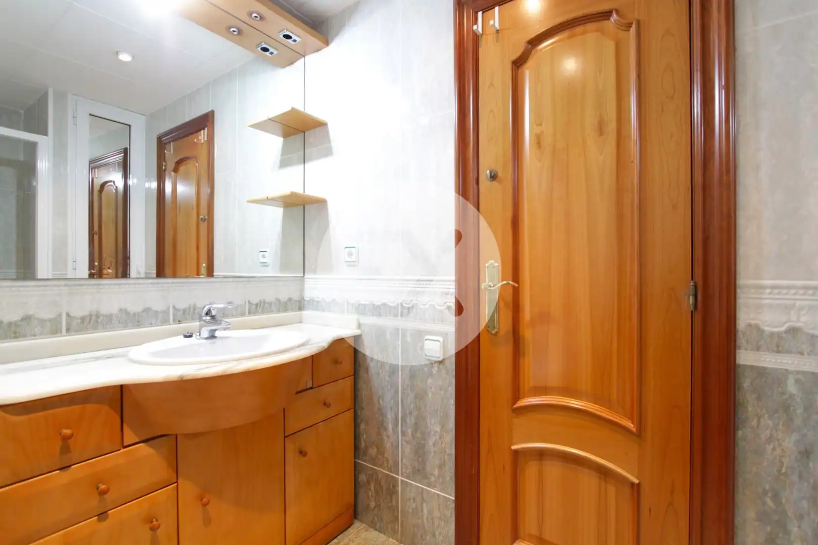 Badezimmer von Wohnung zum Verkauf in Castelldefels mit Parkett, Ofen und Balkon