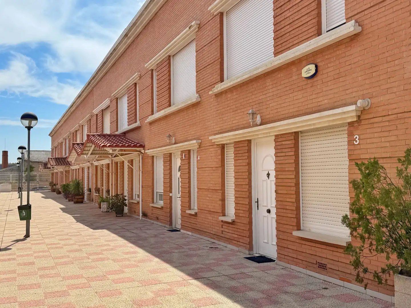 Vista exterior de Casa adosada en venta en Lardero con Aire acondicionado, Calefacción y Jardín privado