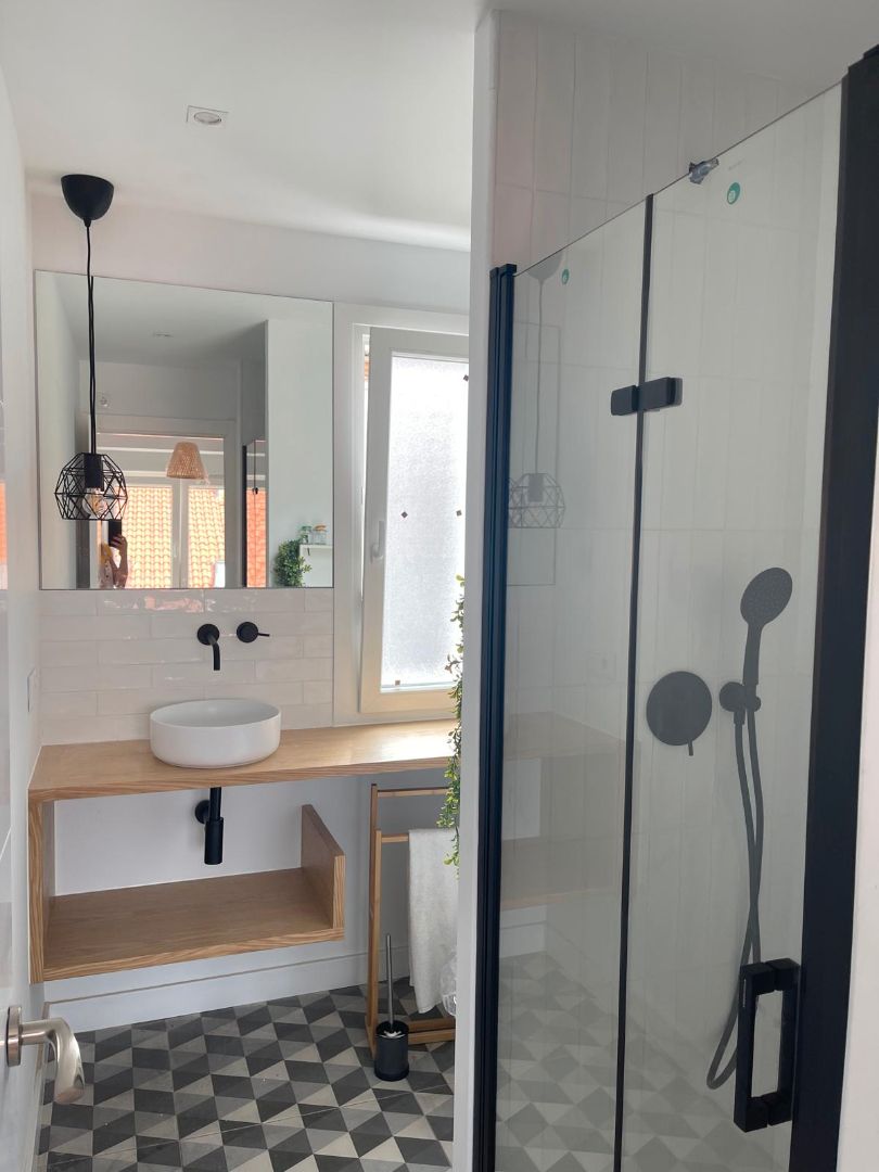 Bany de Apartament de lloguer en Plasencia amb Aire condicionat, Calefacció i Moblat