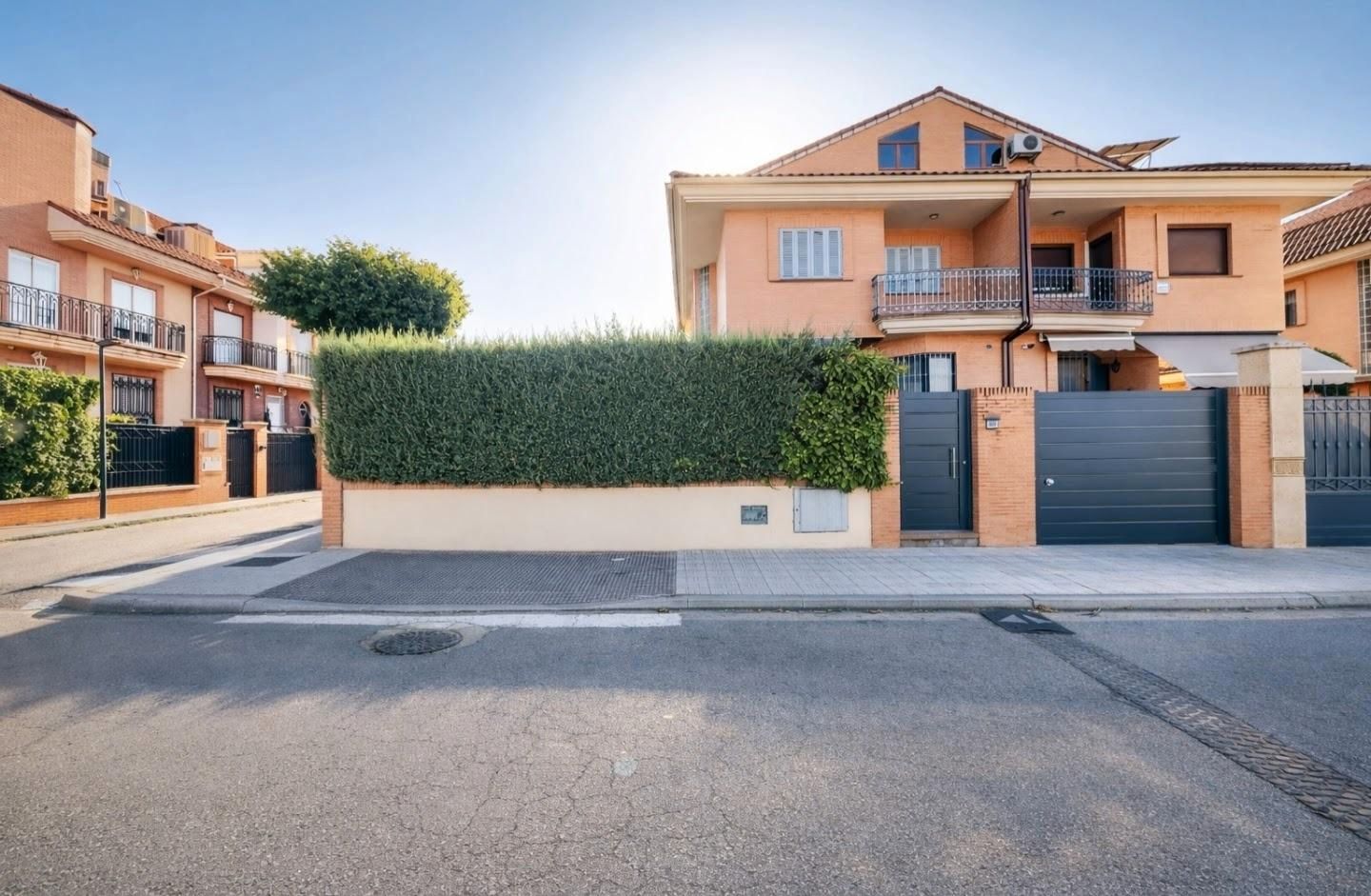 Vista exterior de Casa o xalet en venda en Puertollano amb Aire condicionat, Calefacció i Jardí privat