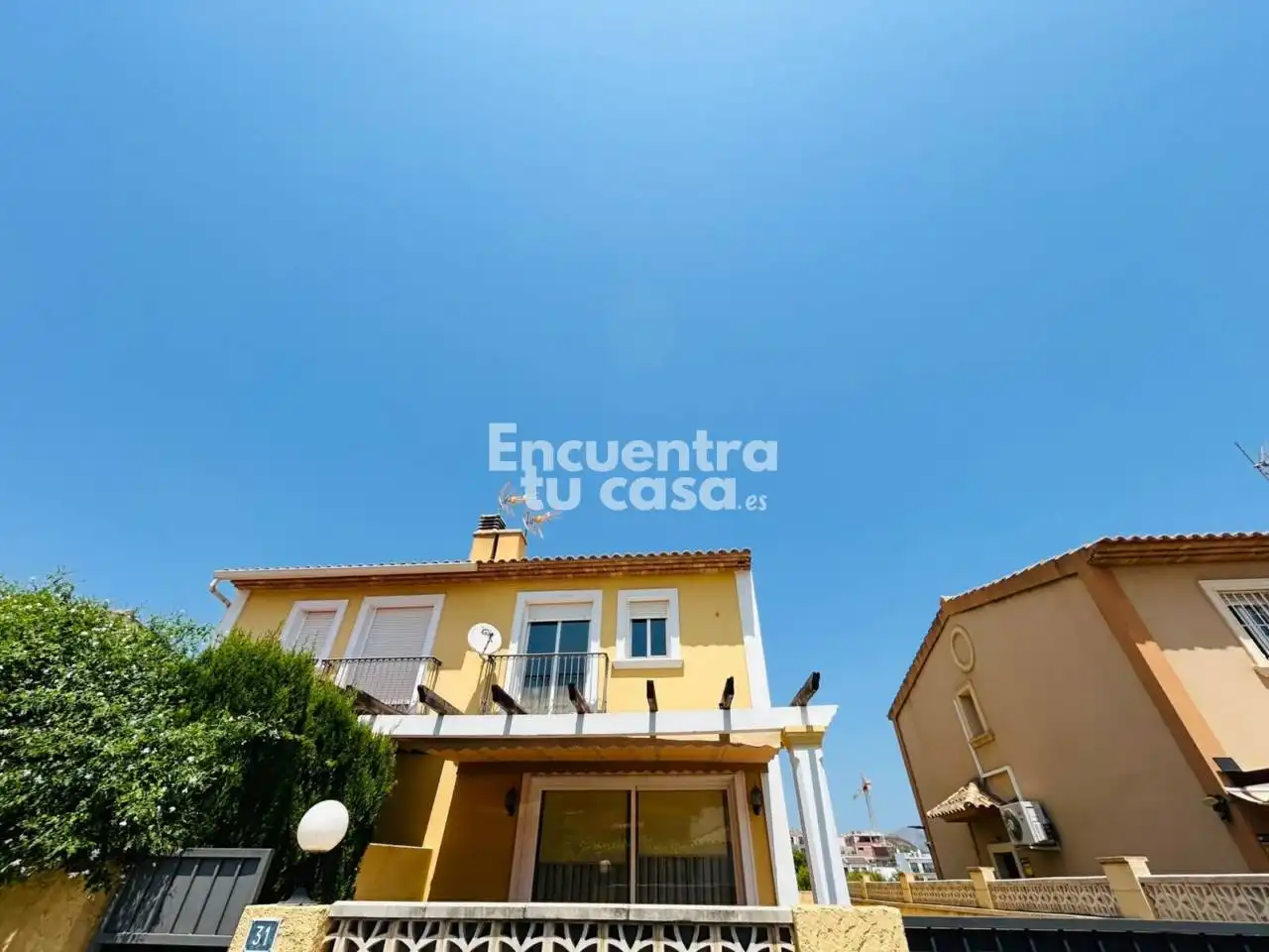 Vista exterior de Casa adosada en venda en La Nucia amb Aire condicionat, Calefacció i Jardí privat