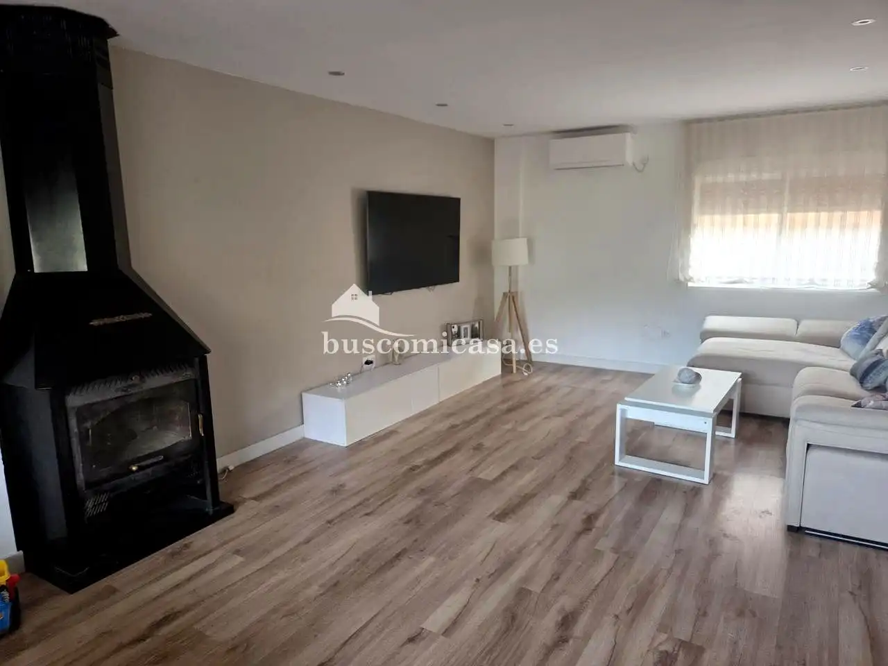 Sala d'estar de Casa adosada en venda en Jaén amb Aire condicionat, Terrassa i Piscina