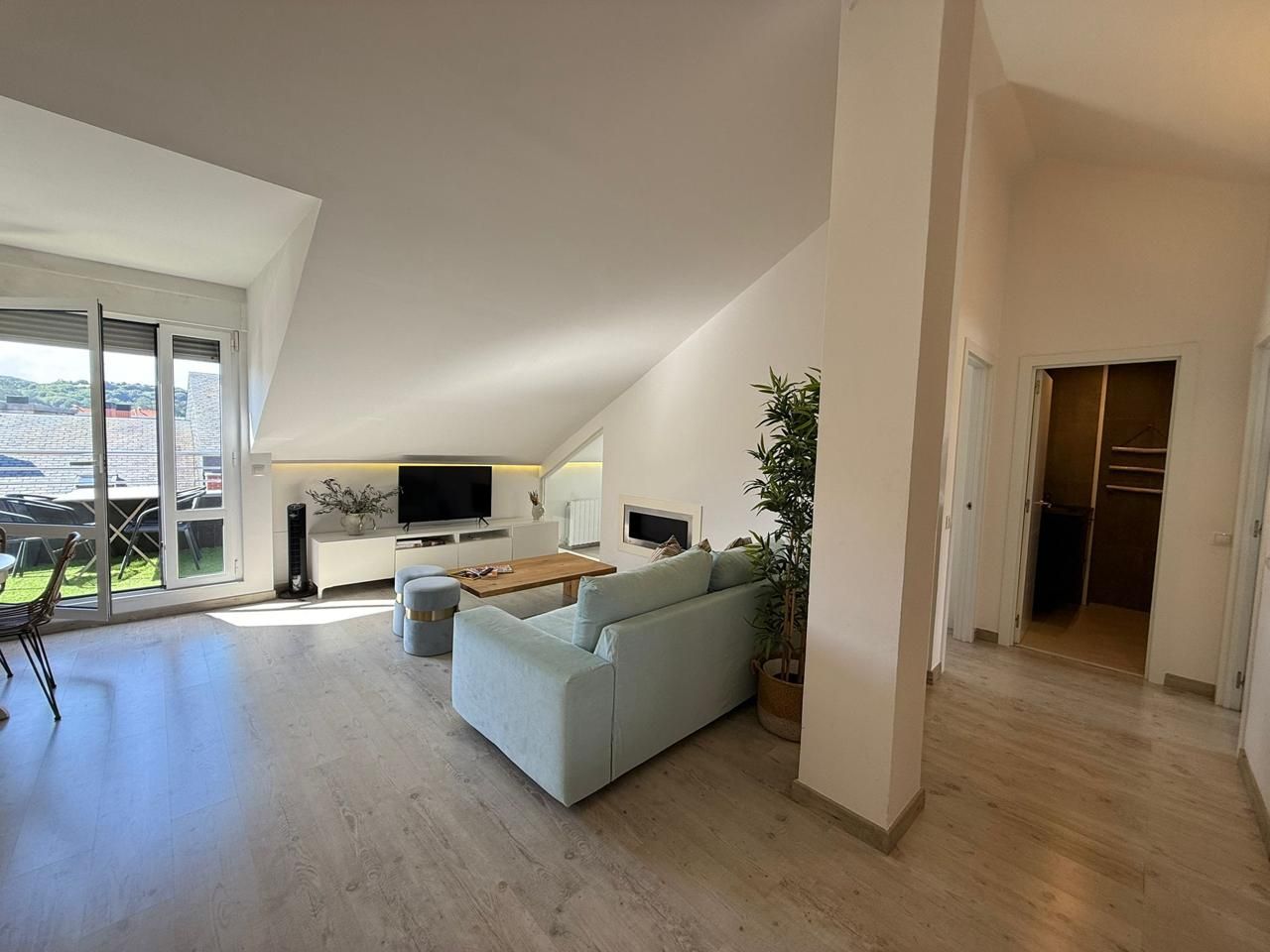 Sala d'estar de Àtic en venda en Castro-Urdiales amb Calefacció, Parquet i Terrassa